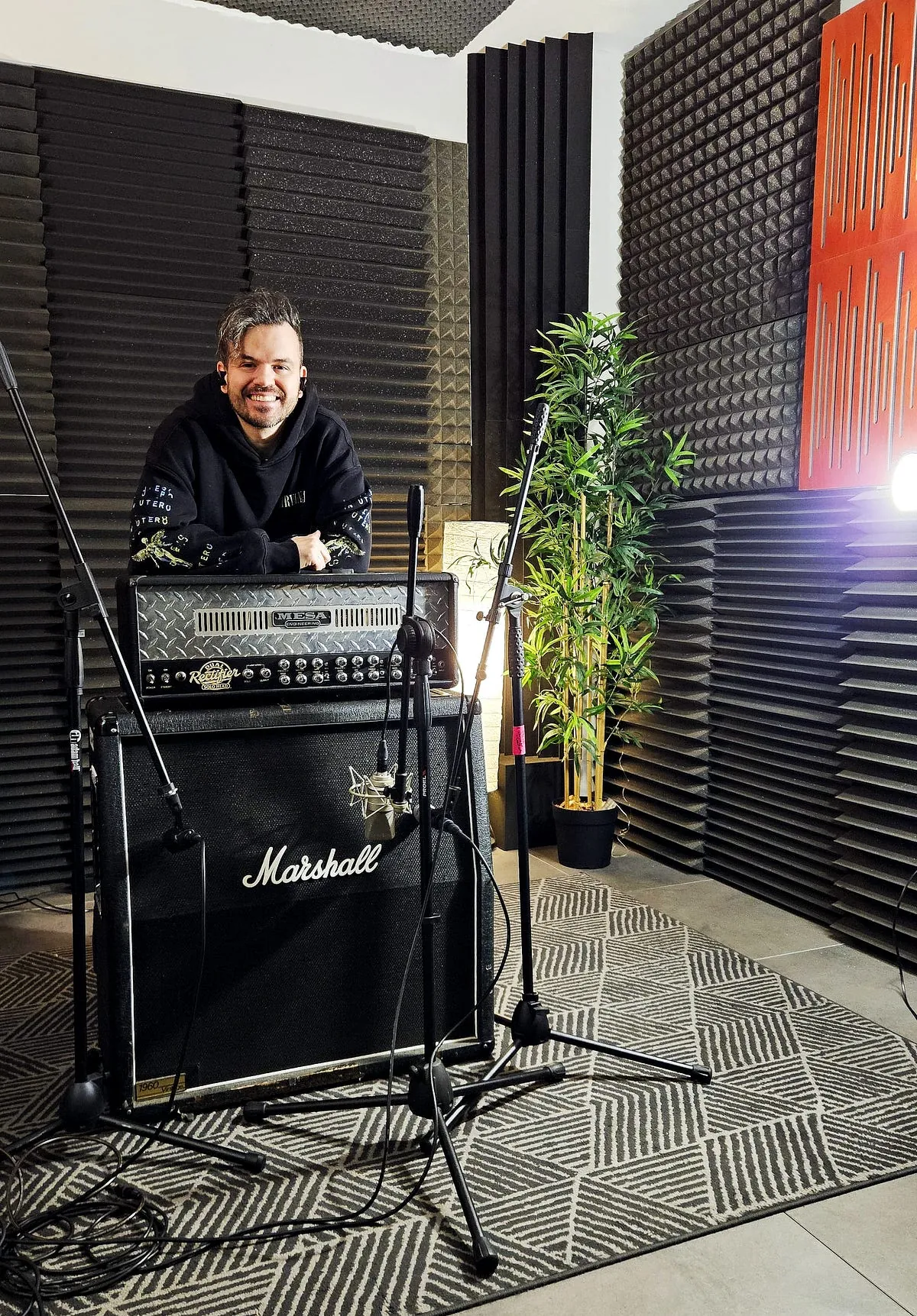 Fabrizio Pan in studio con un amplificatore Mesa e una cassa Marshall