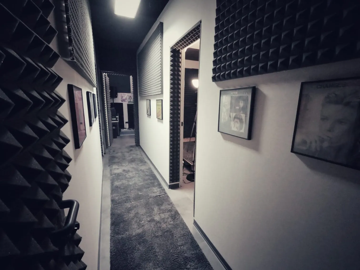 Il corridoio dello studio PAN MUSIC con i dischi alle pareti