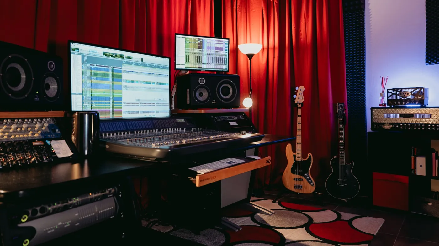 La regia dello studio PAN MUSIC con Pro Tools e i monitor