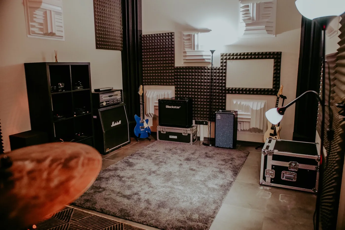 La sala di ripresa con amplificatori e strumenti