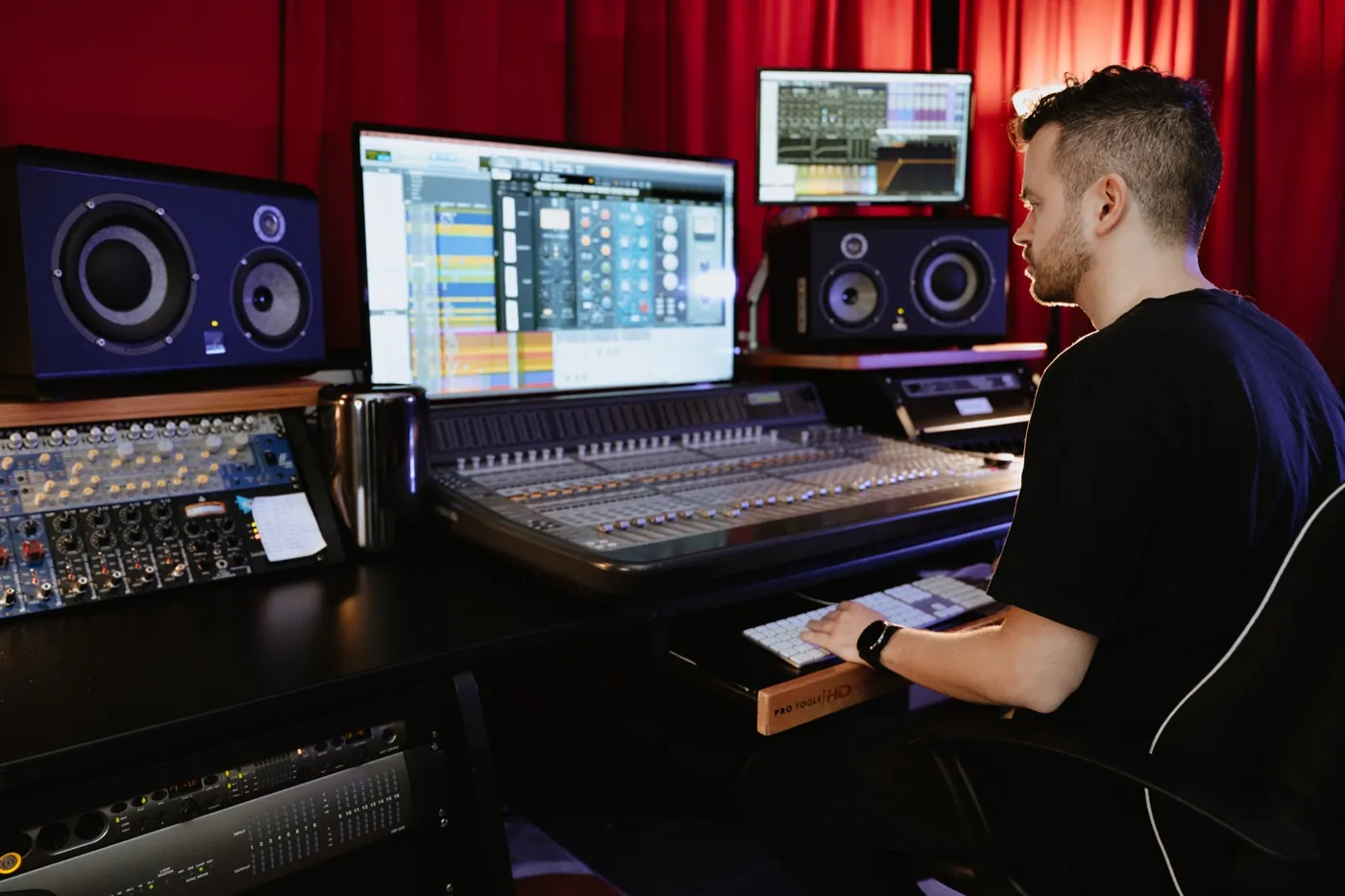 Fabrizio Pan al mixer davanti ai monitor Focal
