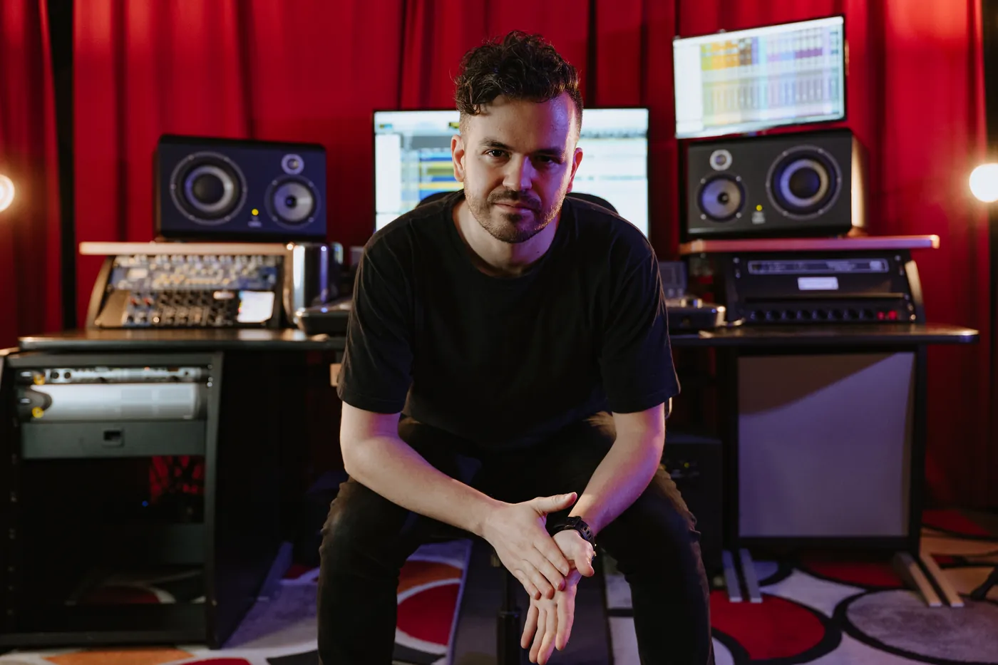 Fabrizio Pan seduto davanti alla regia dello studio PAN MUSIC